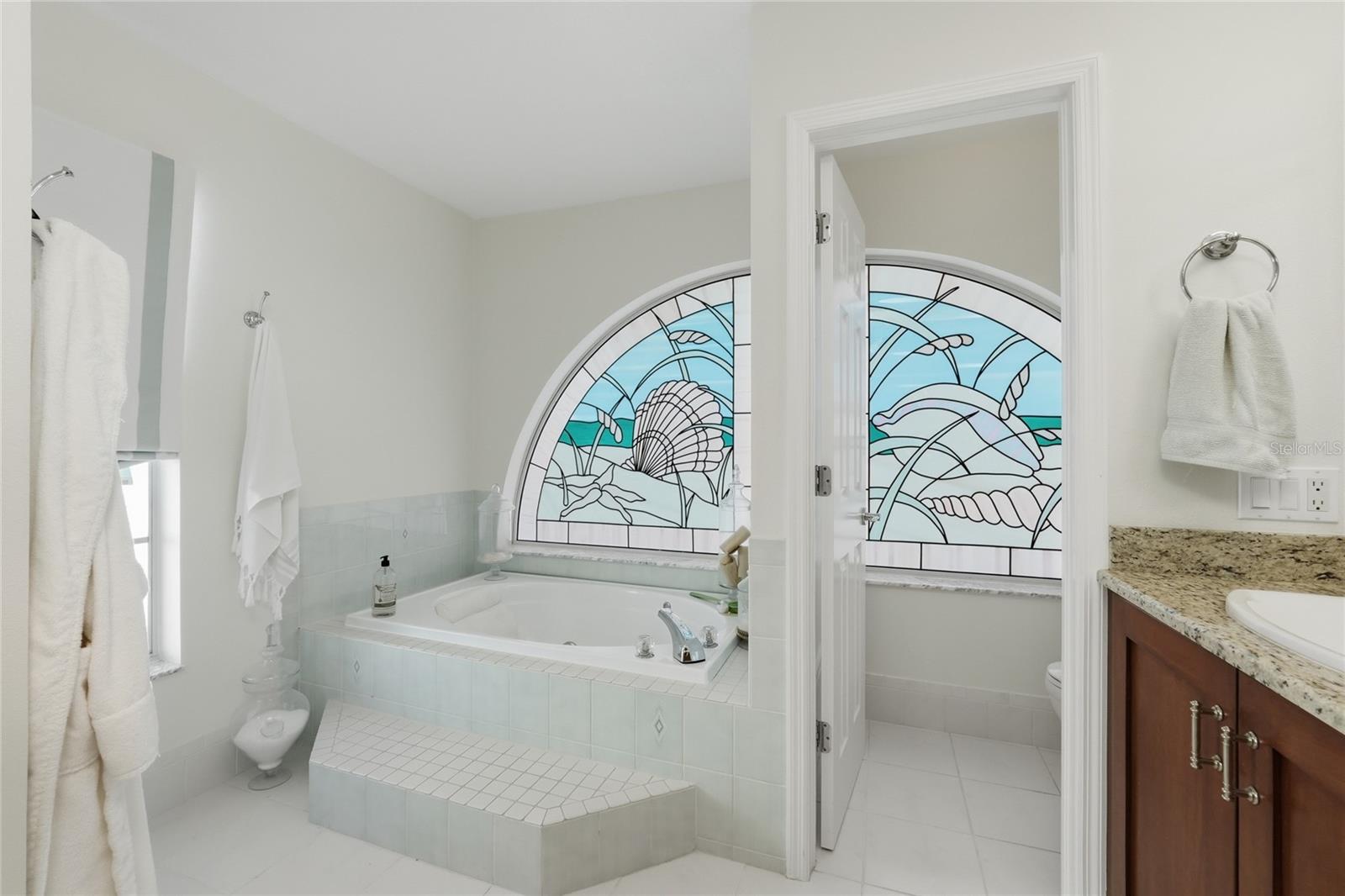Jetted tub to wash that salt water off at the end of a beach day