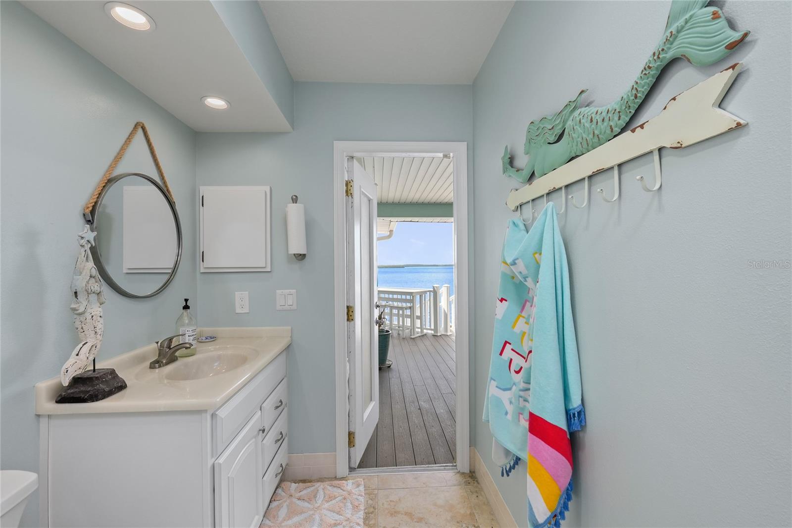 Bathroom 3 with access from the pool area