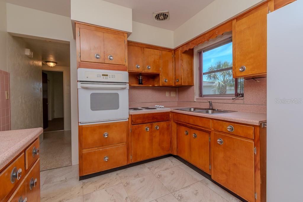 KITCHEN - BUILT IN OVEN  & COOKTOP