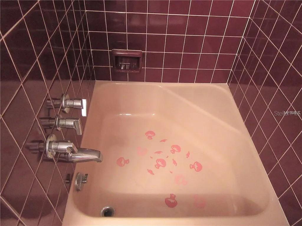 SMALL TUB IN BATHROOM