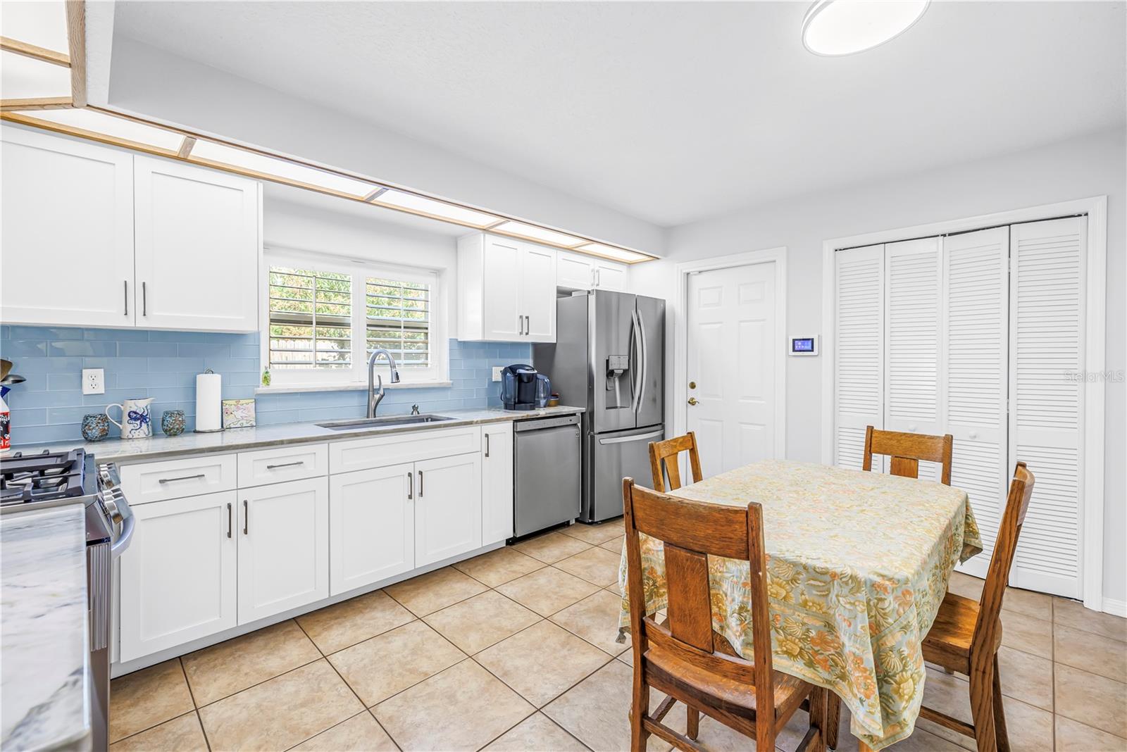 Eat in kitchen area or space for an island