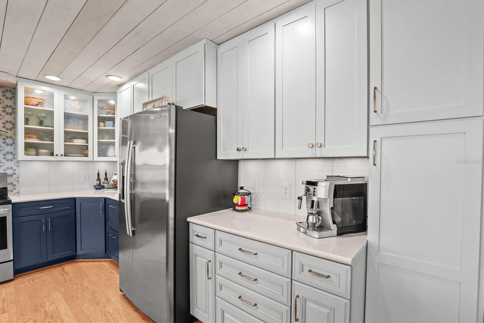 Breakfast Bar & Built in Pantry