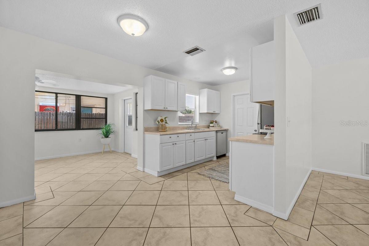 Light and Bright - Open Concept - Consistent Flooring