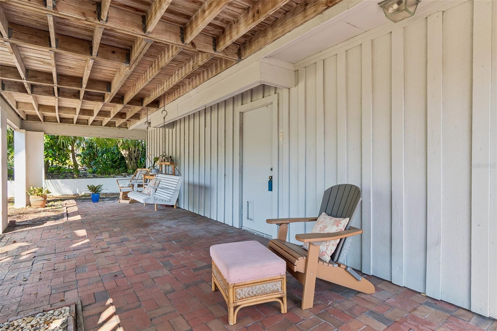 porch next to the garge