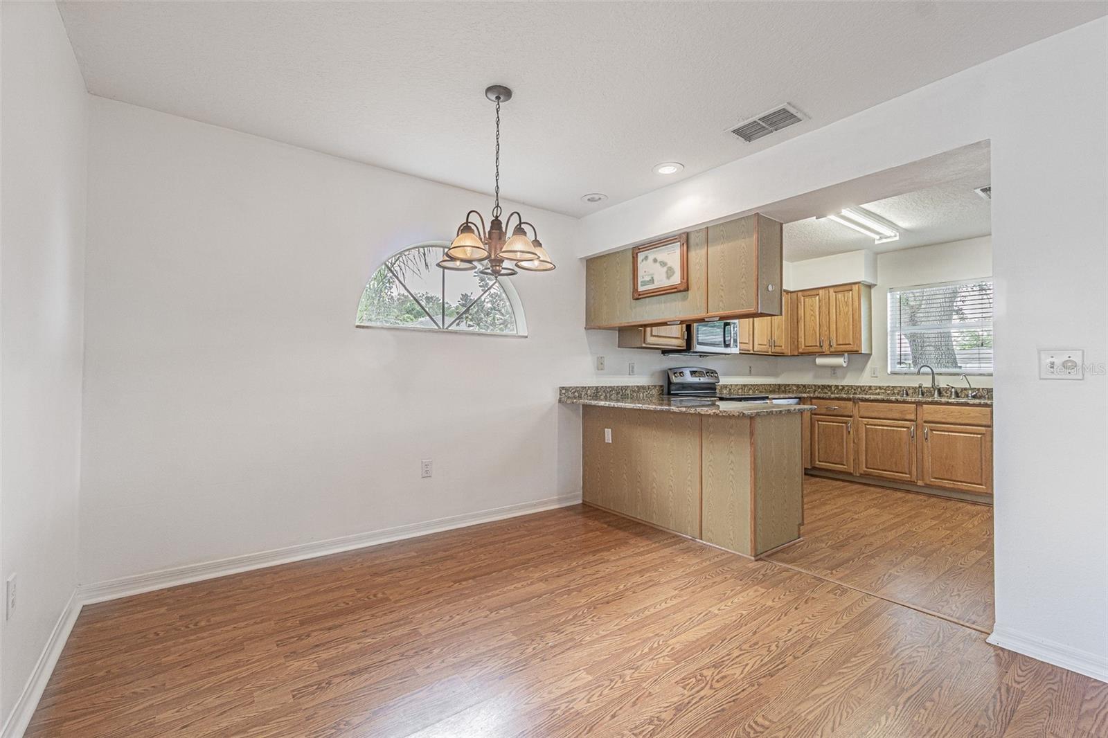 Dining area with palladian window