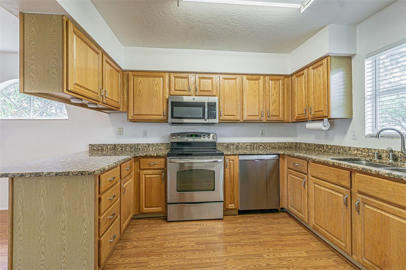 U shaoed kitchen is the most functional plan!