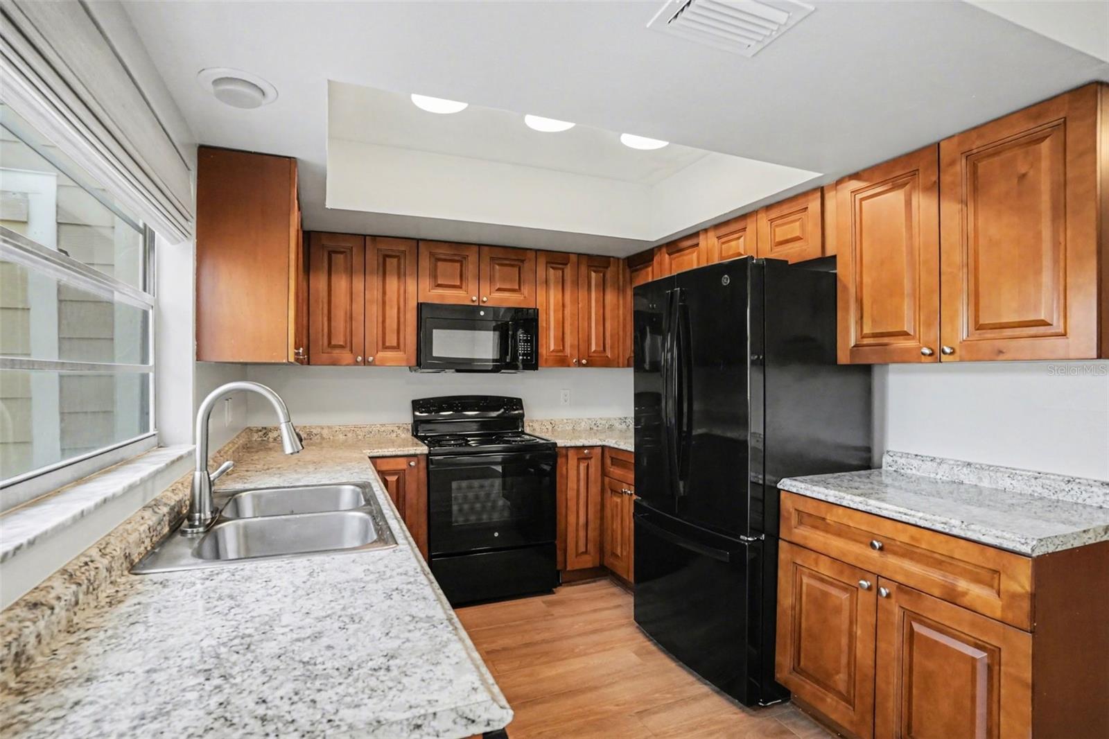 TB8492537