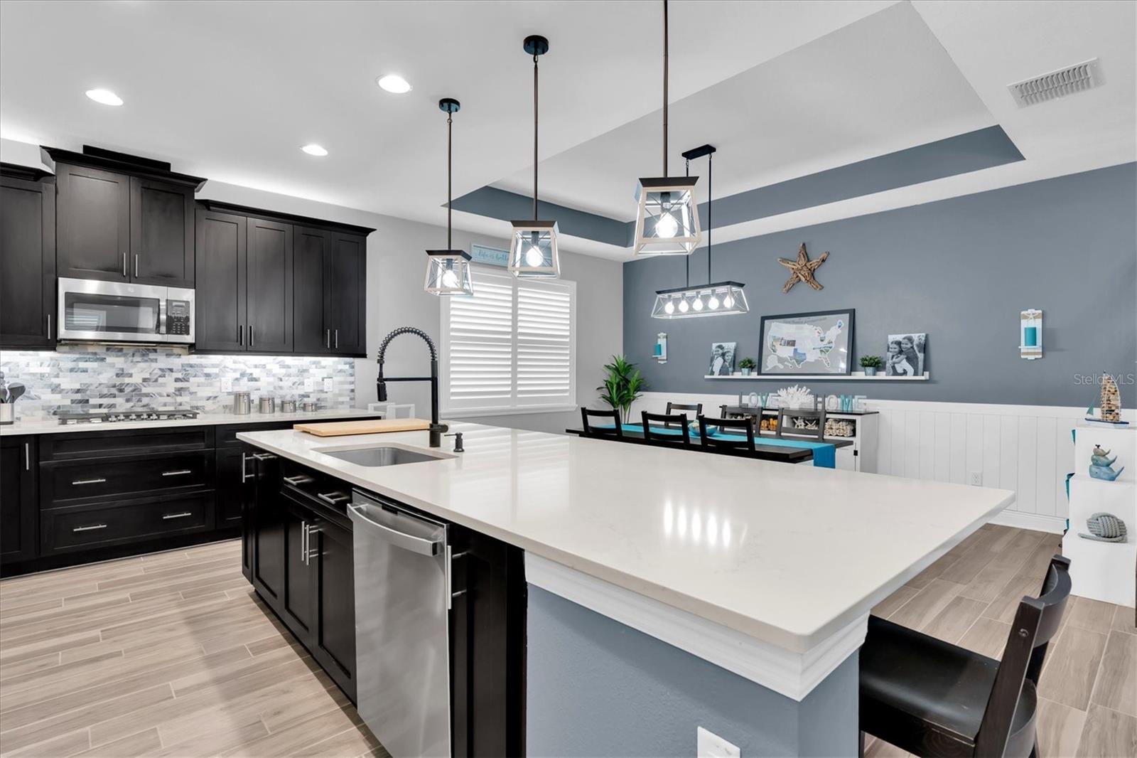 SPACIOUS ISALND SEATS 5