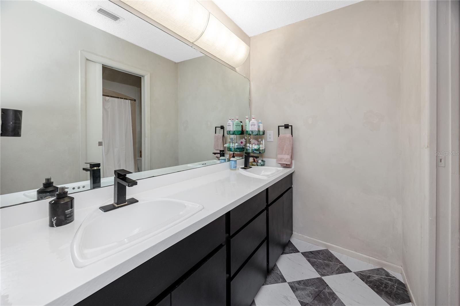 Dual vanity in the primary ensuite!