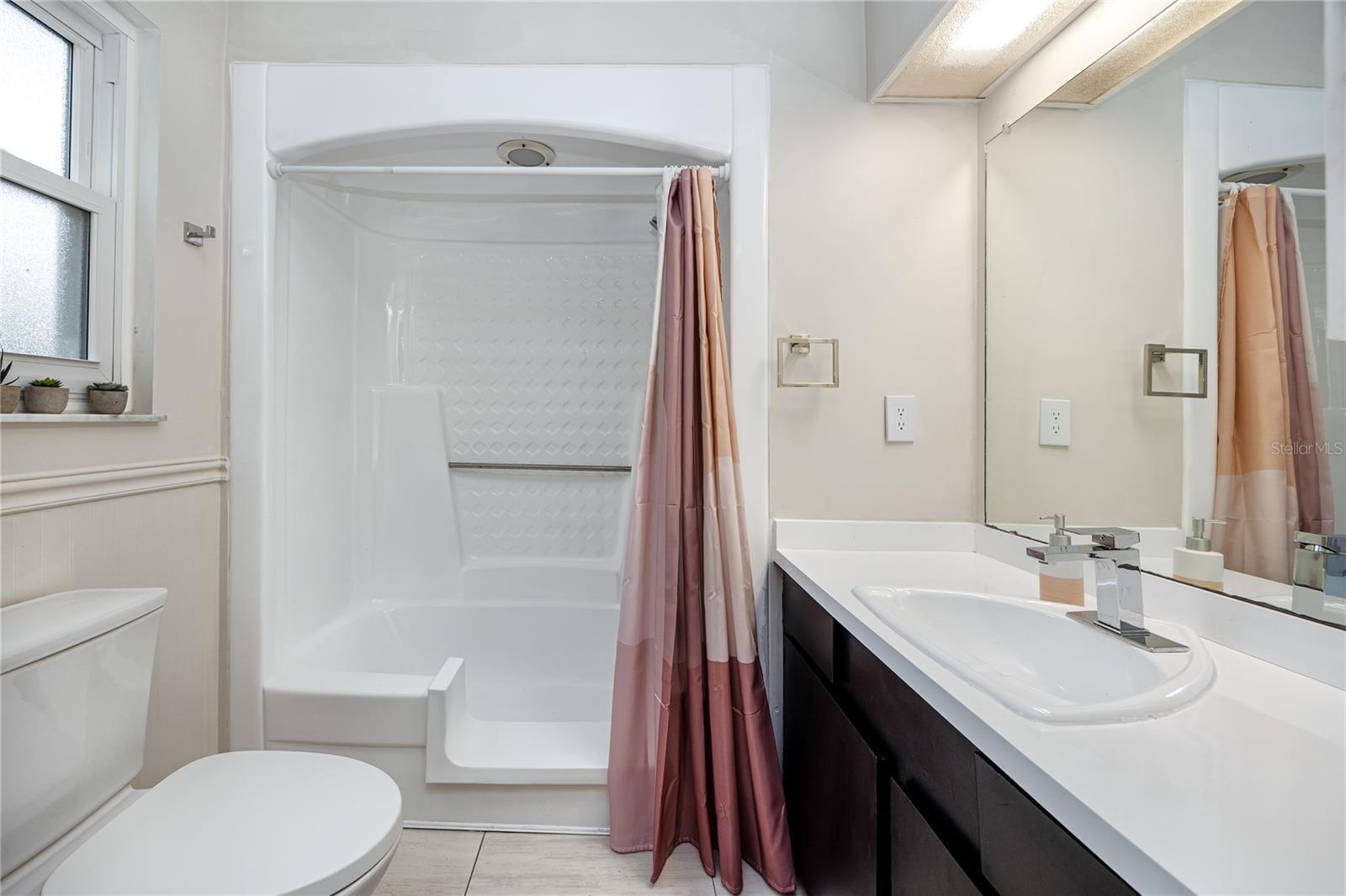 Guest room with full bathroom