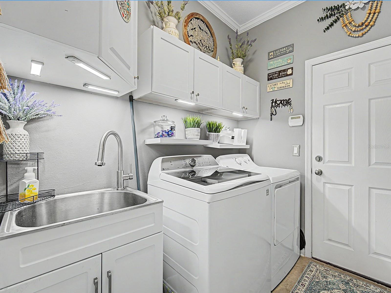 LAUNDRY ROOM W/CABINETS