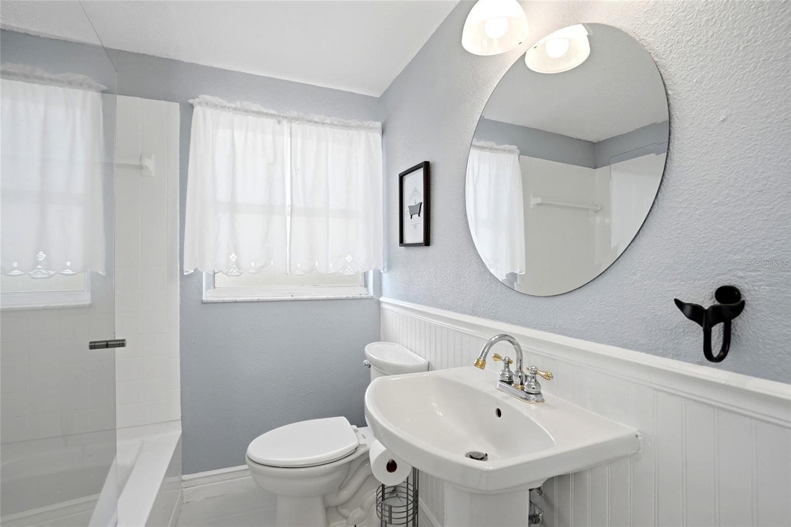 Bathroom 2 (1st floor)