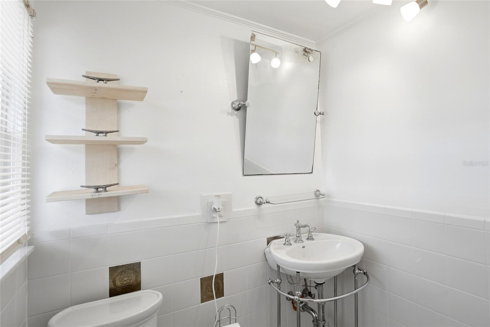 Bathroom 3 (2nd floor)