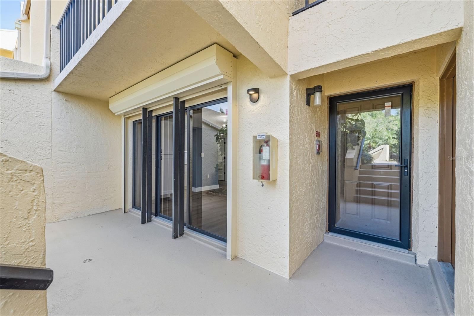 Entry door for T22