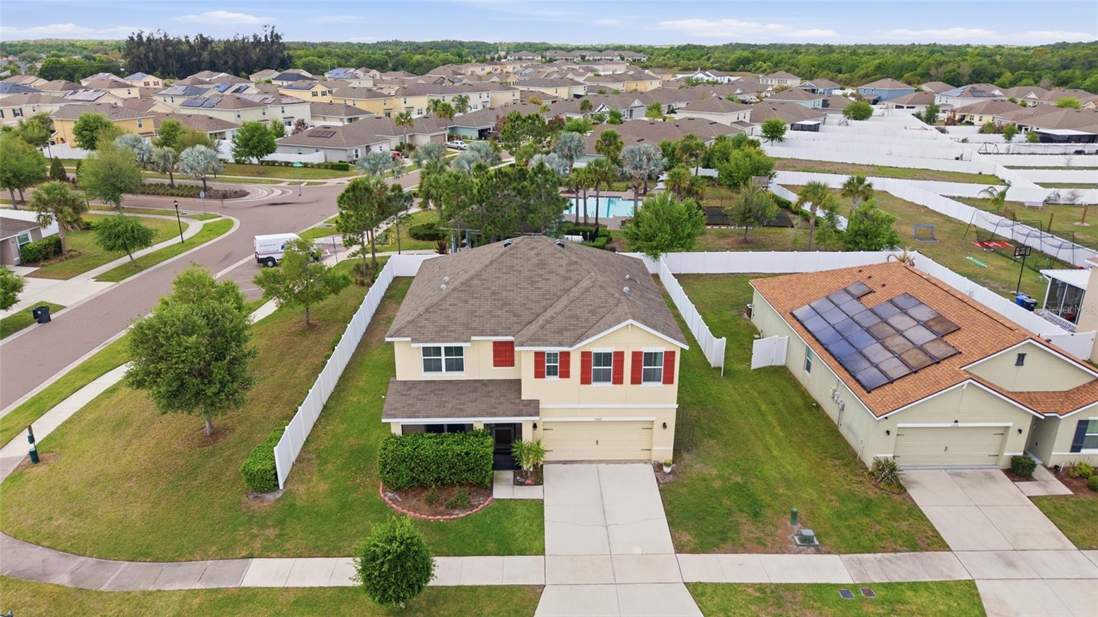 Corner lot that backs to the community pool & mailboxes