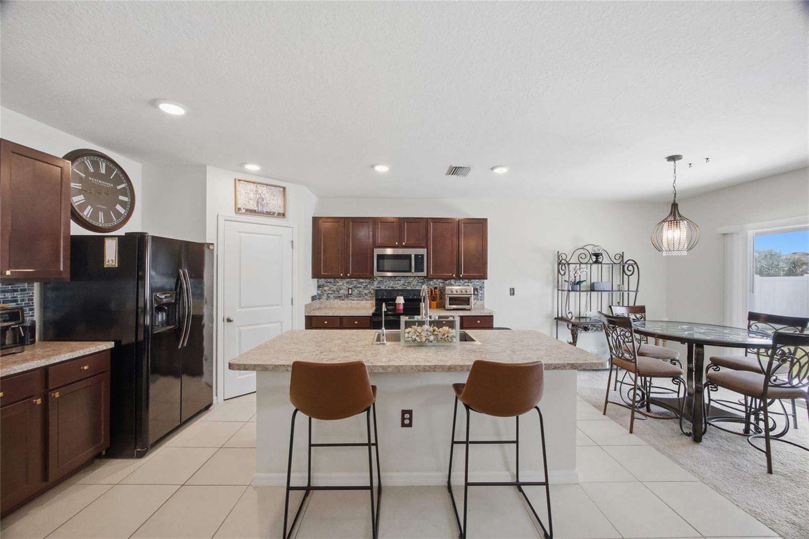 Coffee bar, breakfast bar, walk-in pantry