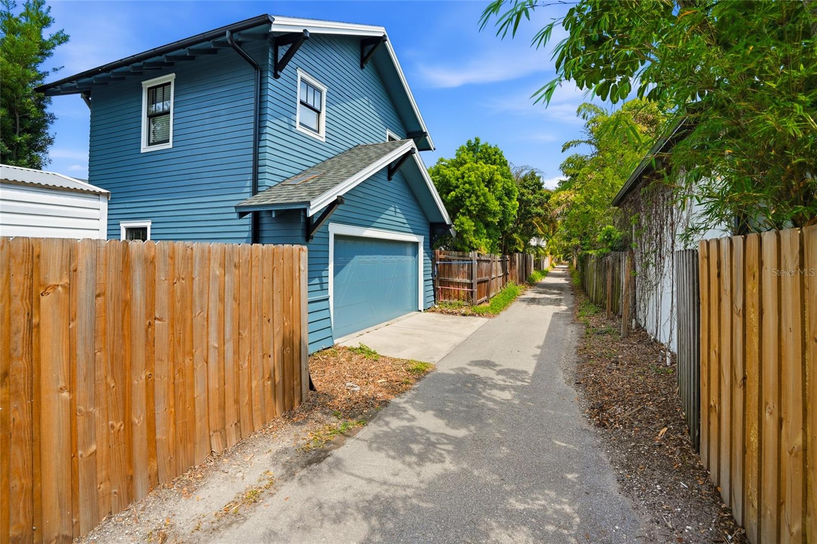 Rear alley access (rare!)