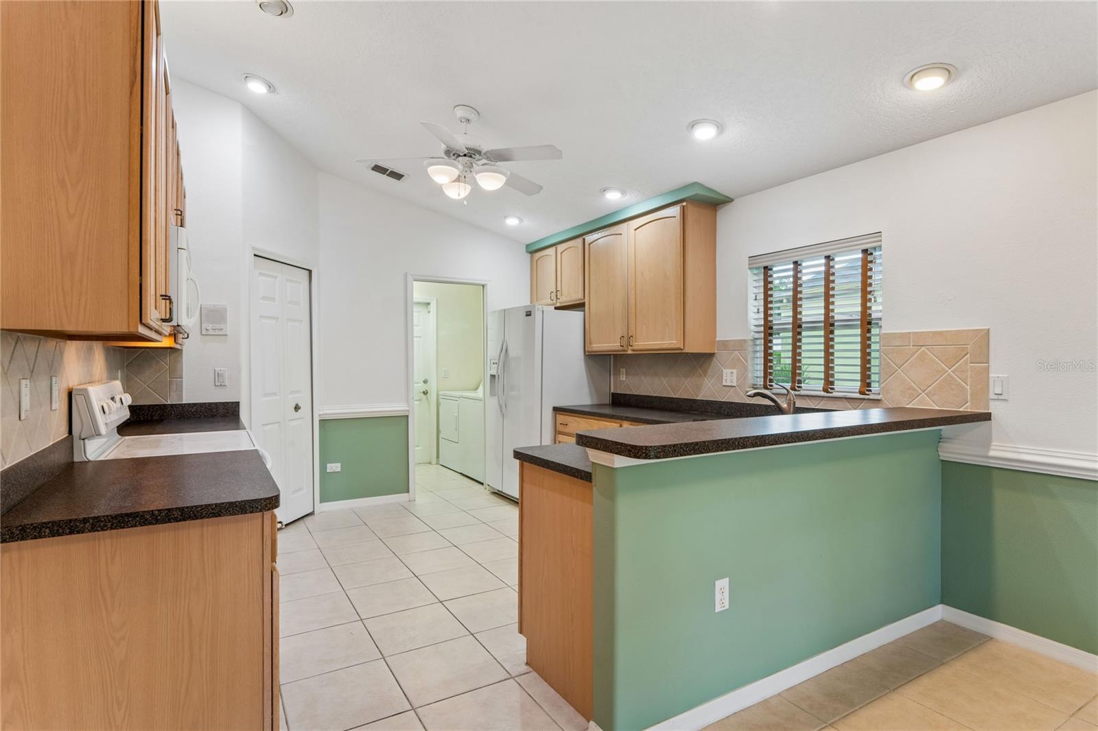 Large open kitchen with lots of cabinets