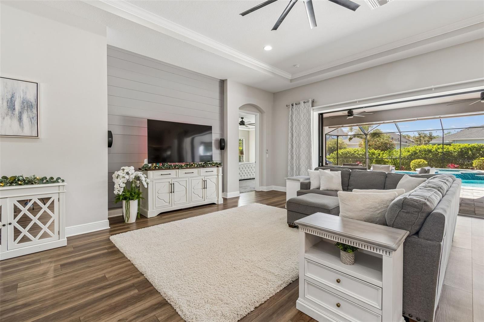 HUGE Family Room w/Tray Ceiling