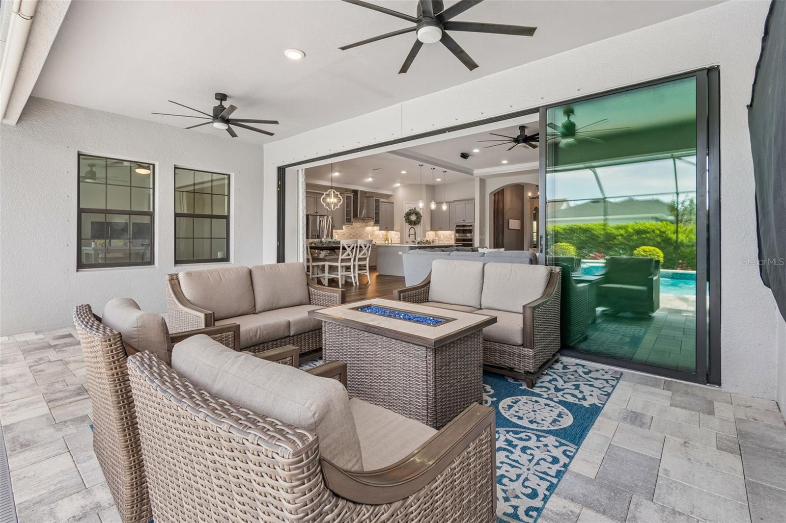 Lanai w/Pocketing Sliding Glass Doors