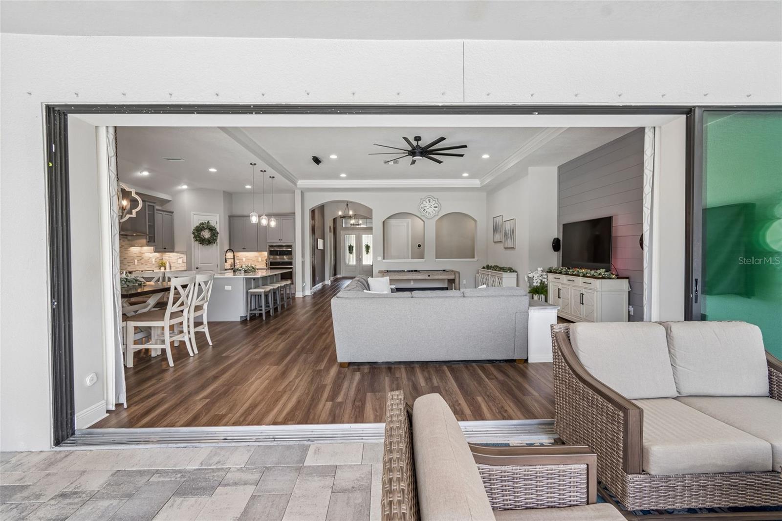 Lanai w/Pocketing Sliding Glass Doors