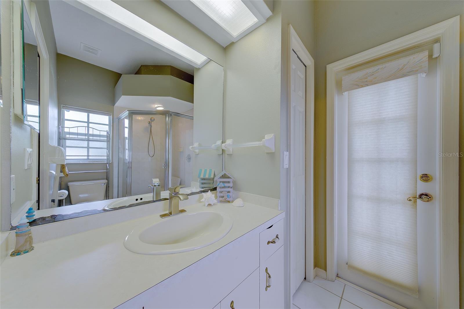 3rd bathroom leading to pool