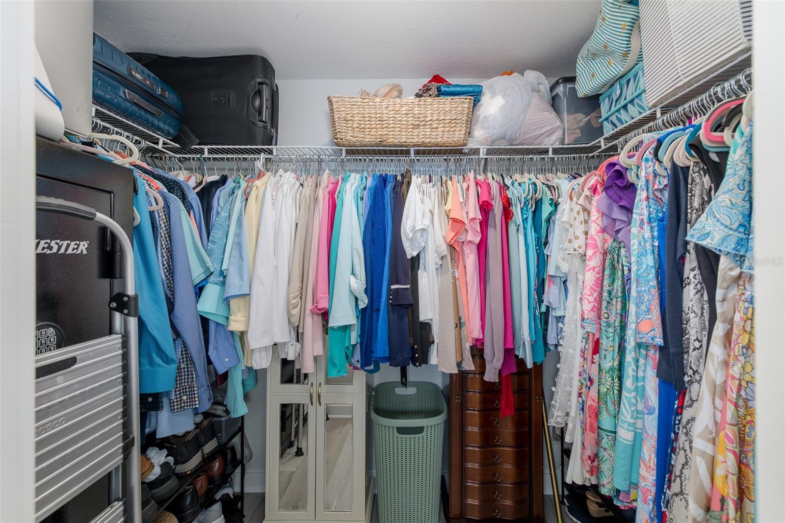 WALK IN CLOSET