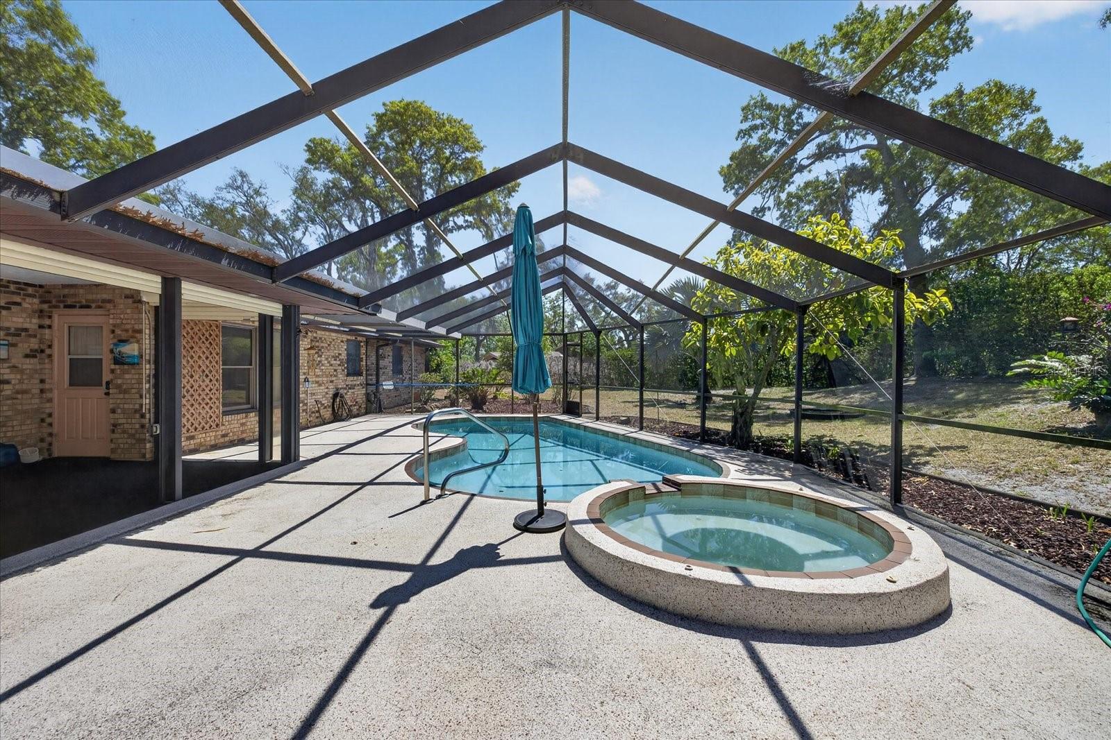 Screened pool patio