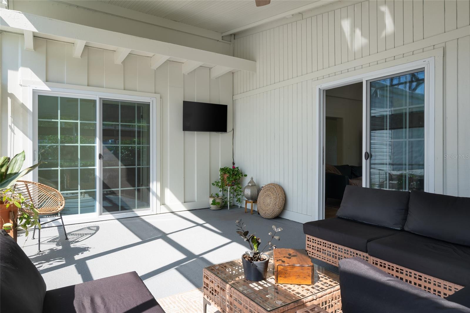 Huge screened lanai