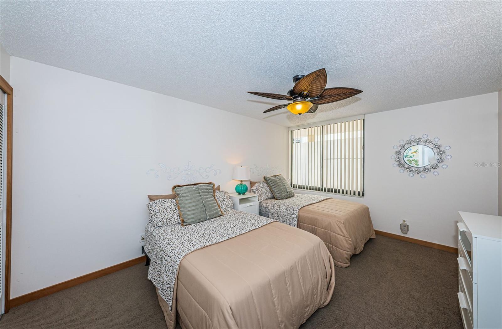 Second bedroom with twin beds