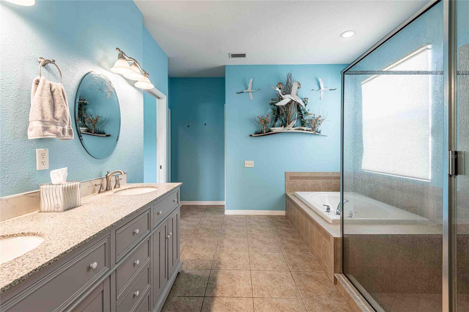 There is a water closet and linen closet.