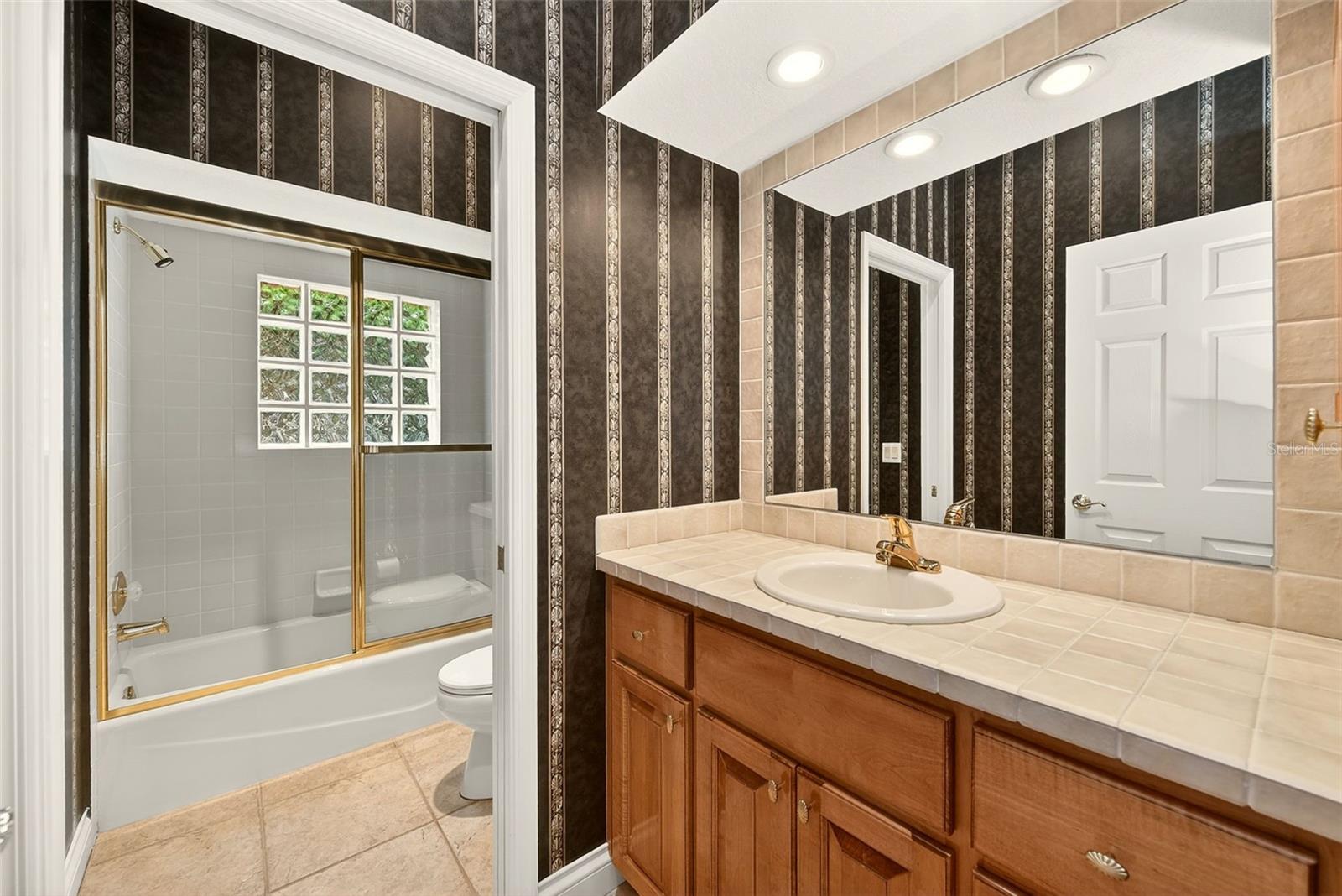 Bathroom between bedroom 3 and 4.