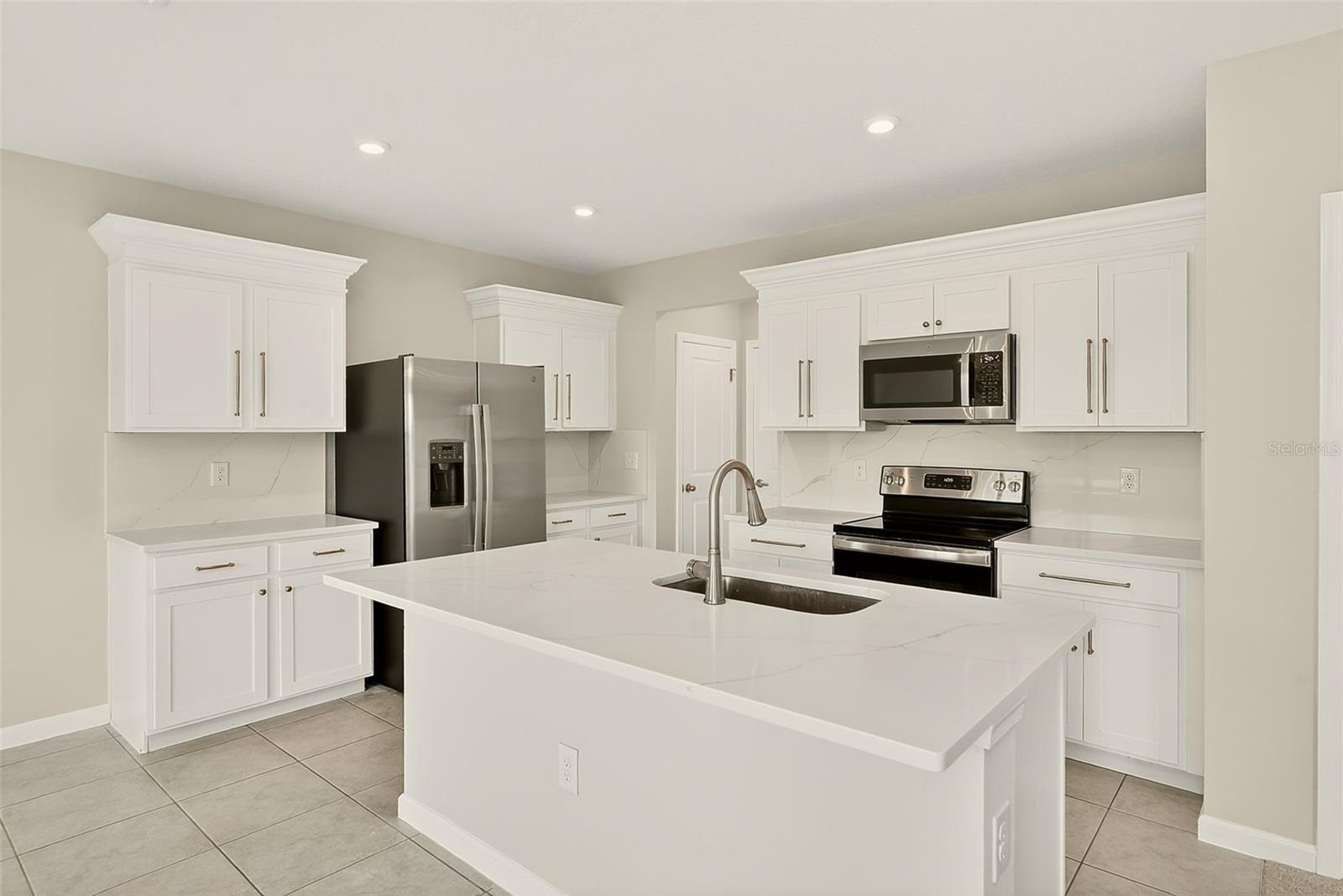 KITCHEN WITH BREAKFAST BAR FOR CASUAL MEALS