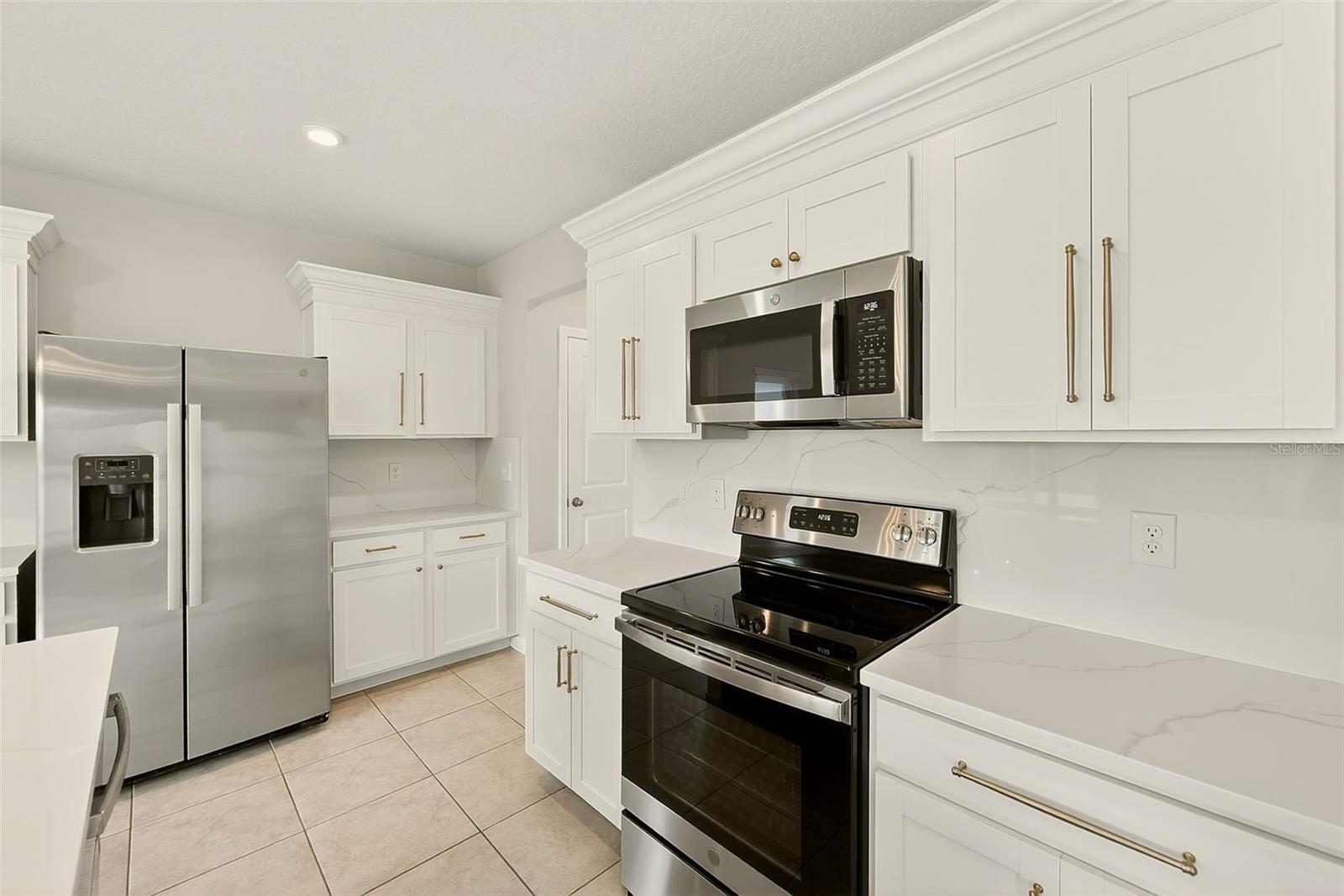 KITCHEN WITH STAINLESS APPLIANCES