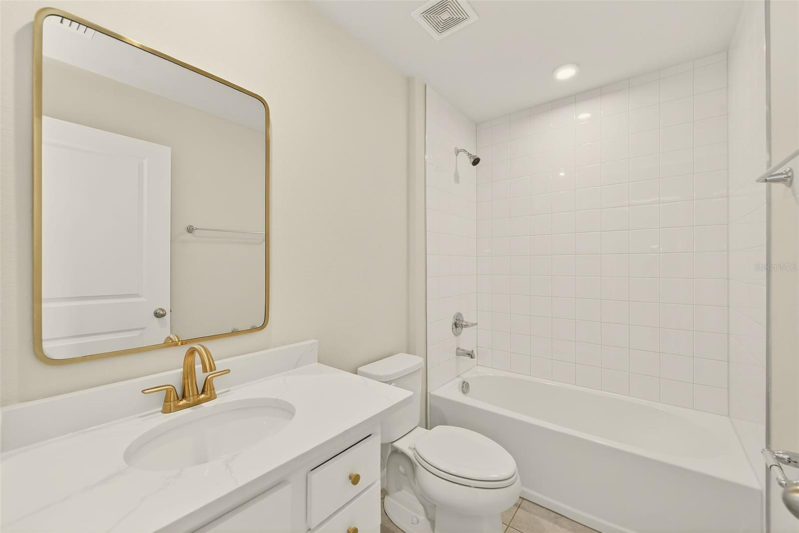HALL BATH WITH QUARTZ COUNTERS