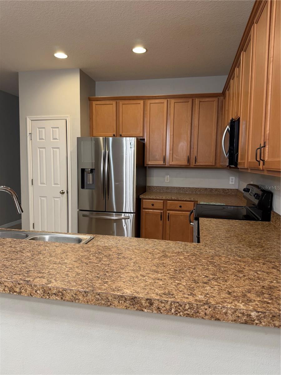 Full kitchen counters