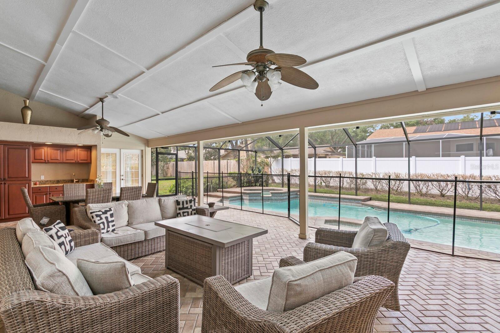 Spacious Lanai with Access to Bonus Room