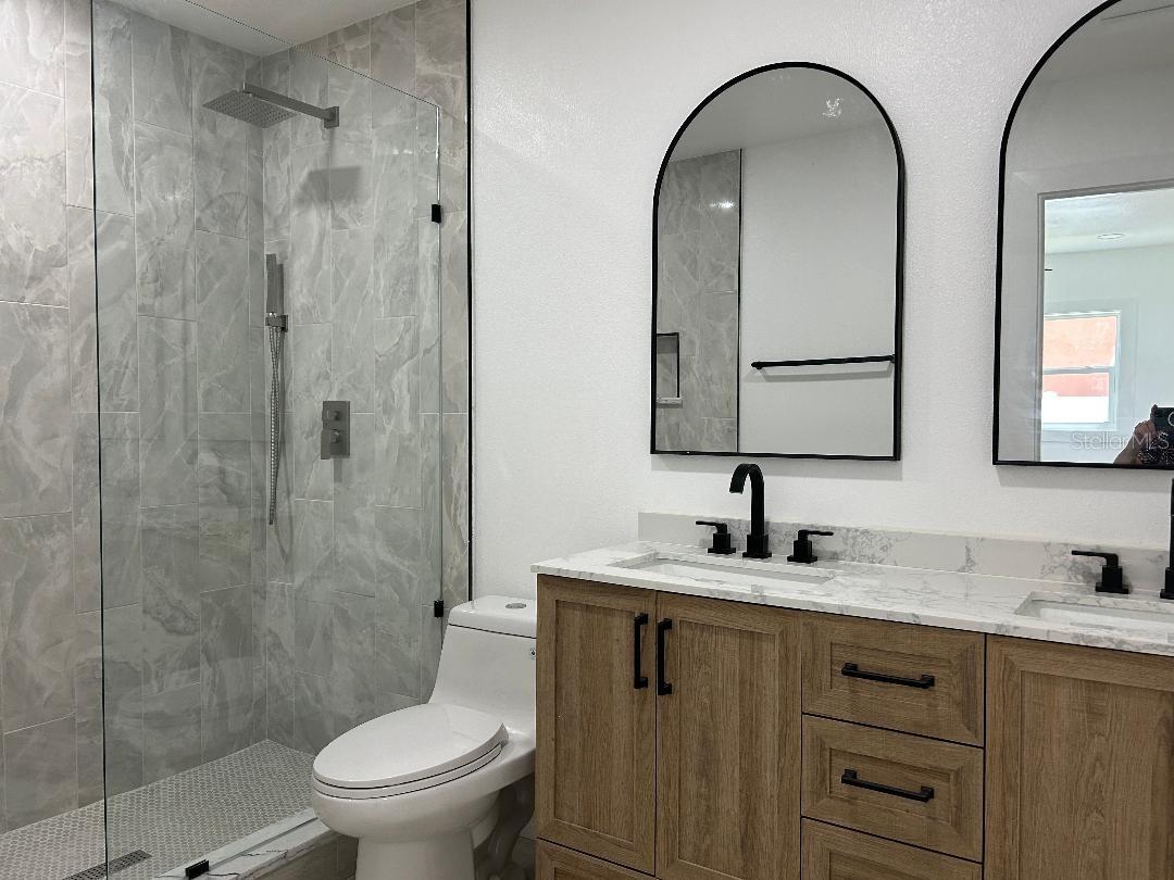 Master en-suite bath