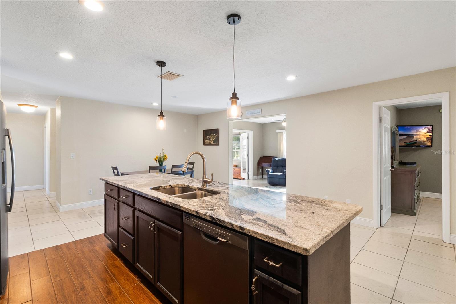 Huge Island with Granite countertops