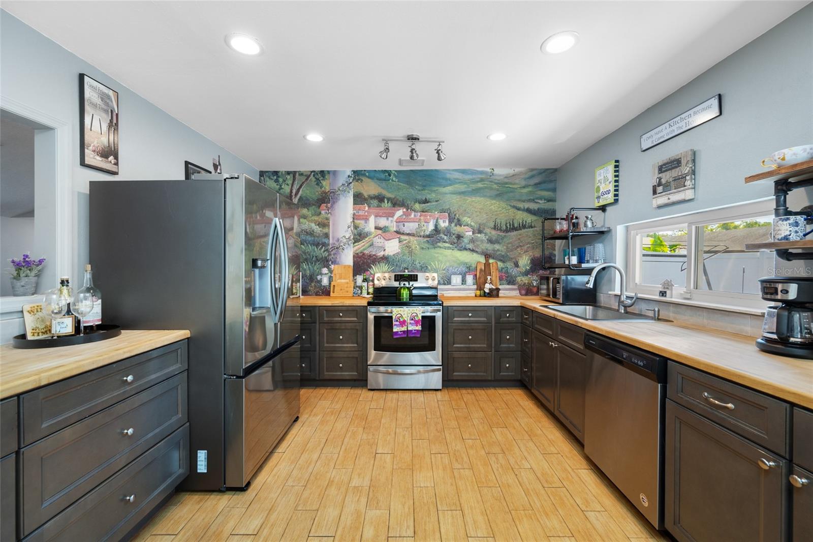 Lots of pull out drawers