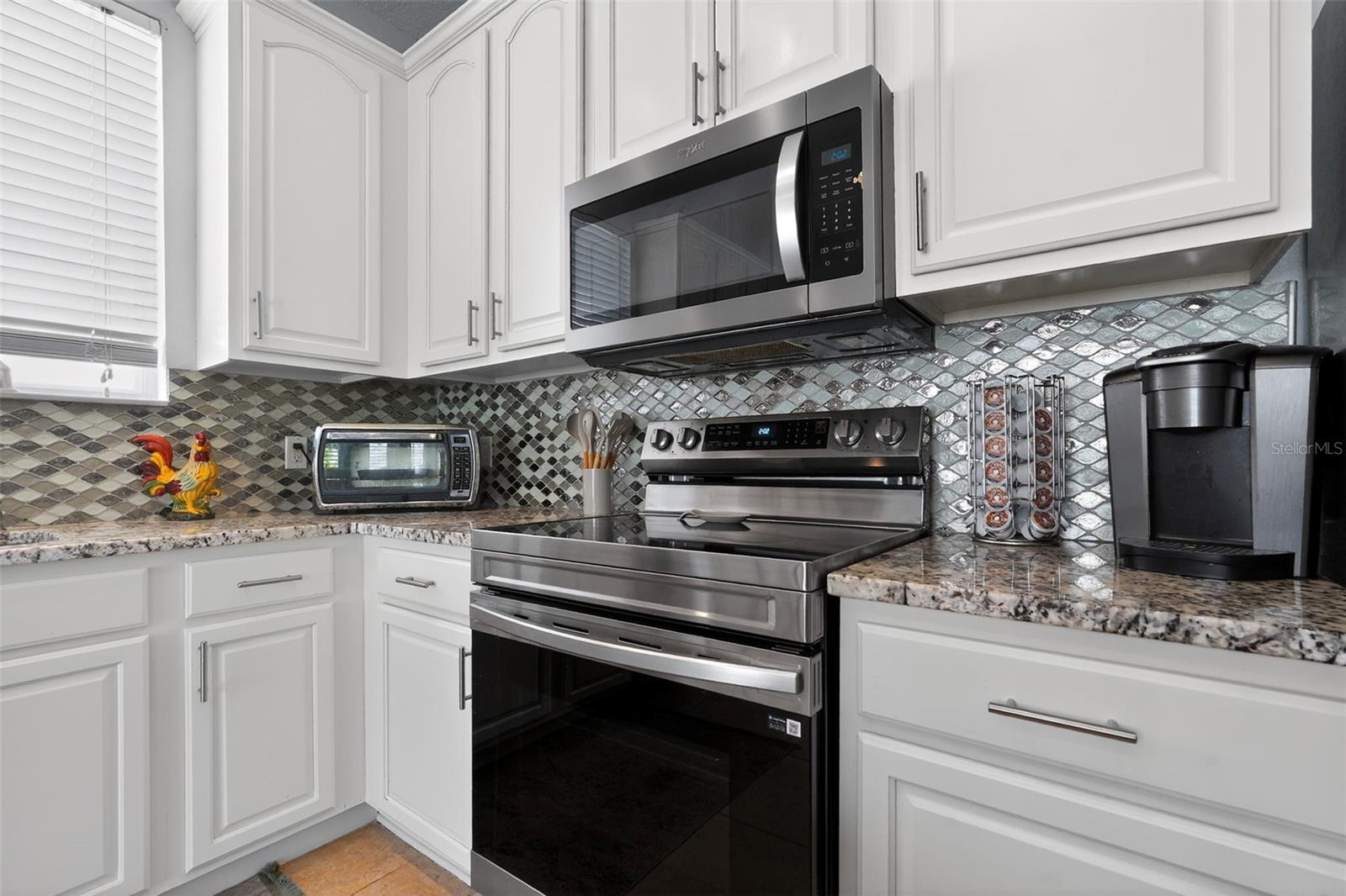 Stainless appliances including convection oven w/built-in air fryer