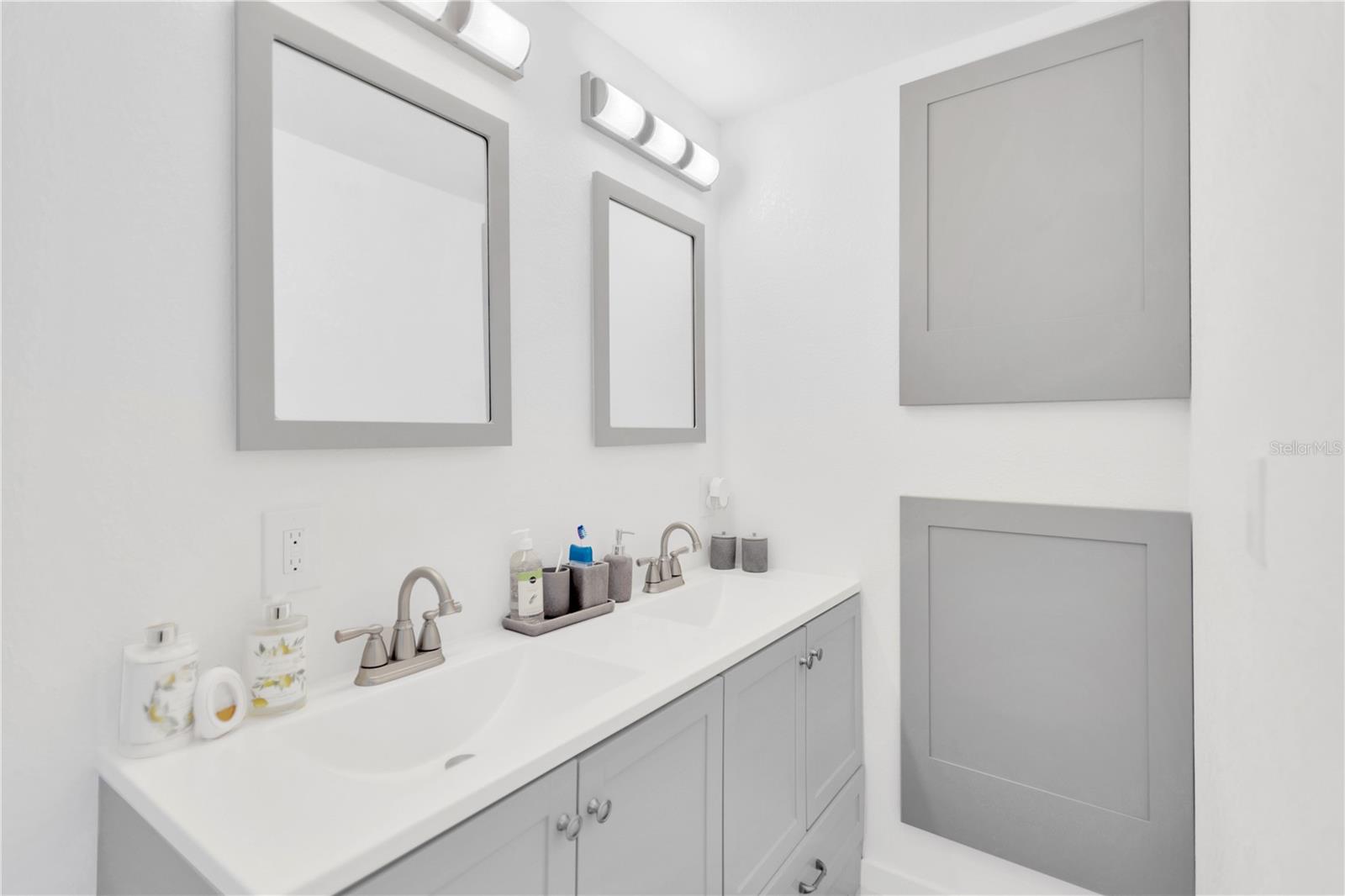 Dual sink vanity / sleek, modern elegance