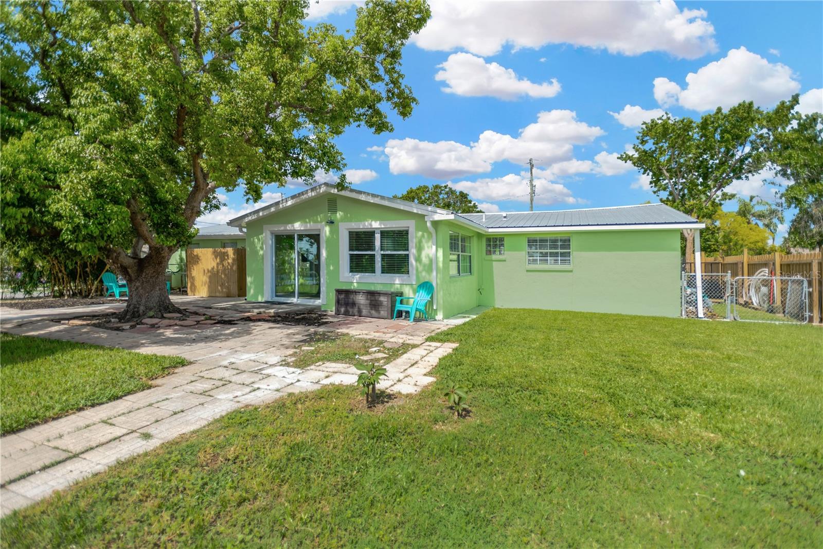 Amazing backyard green space is a definite bonus in this boating community.