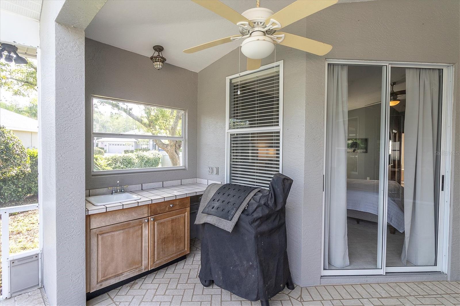 Outdoor wet bar