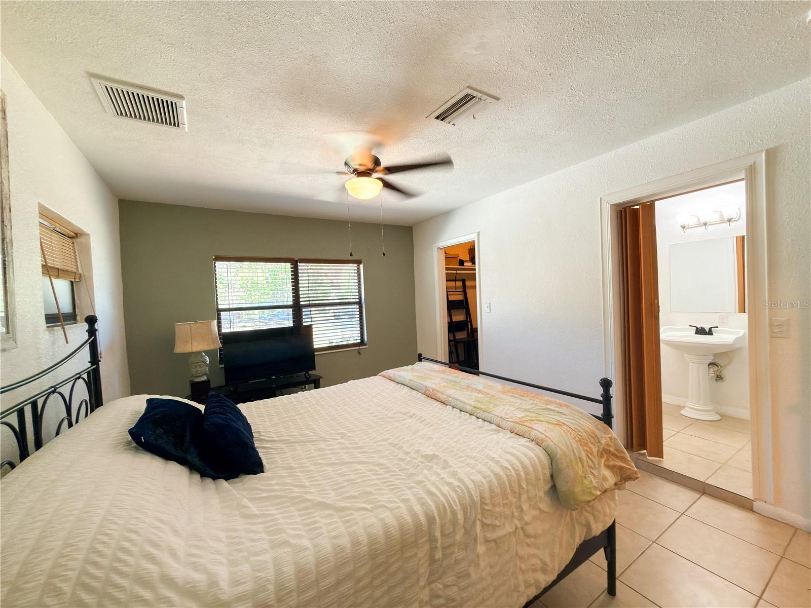 Second Bedroom/ Suite With Bathroom And Walkin Closet