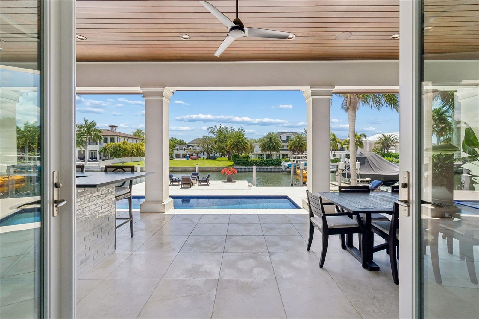 LANAI/LIVING AREA