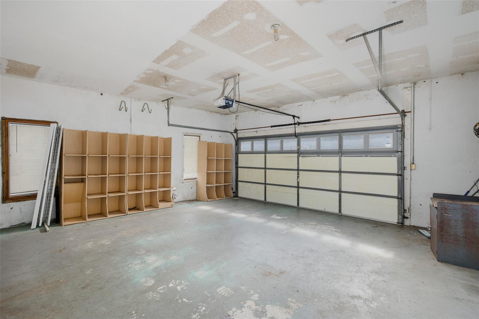 Oversized 2-car Garage