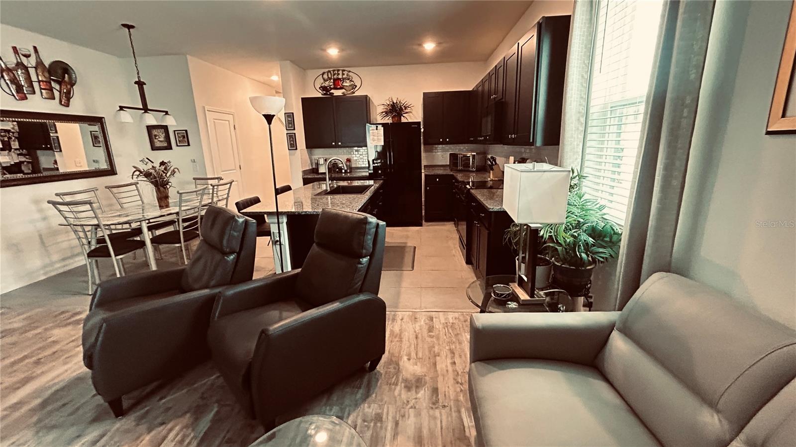 living/dining /kitchen pic 2