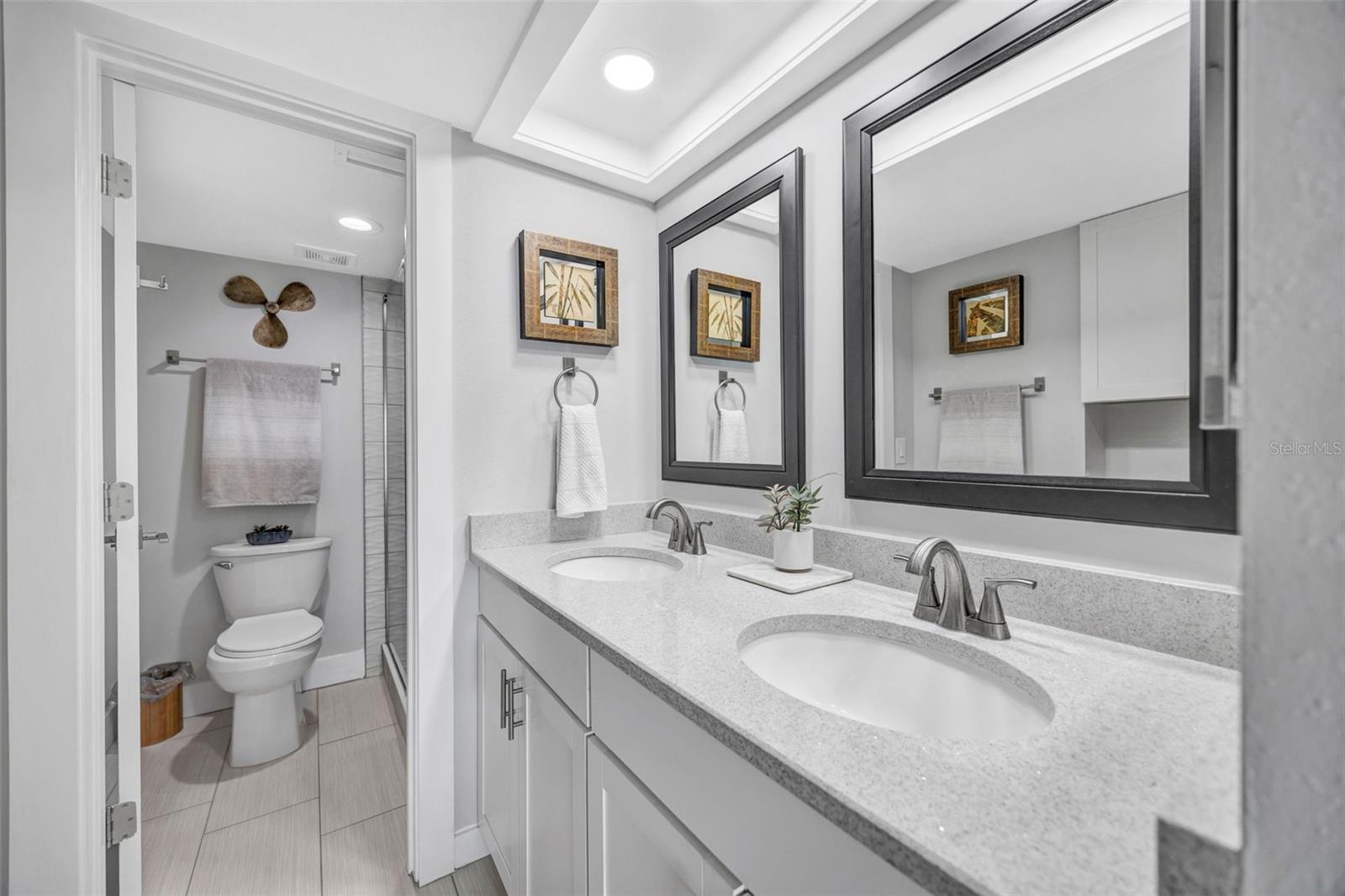 Primary en-suite bath