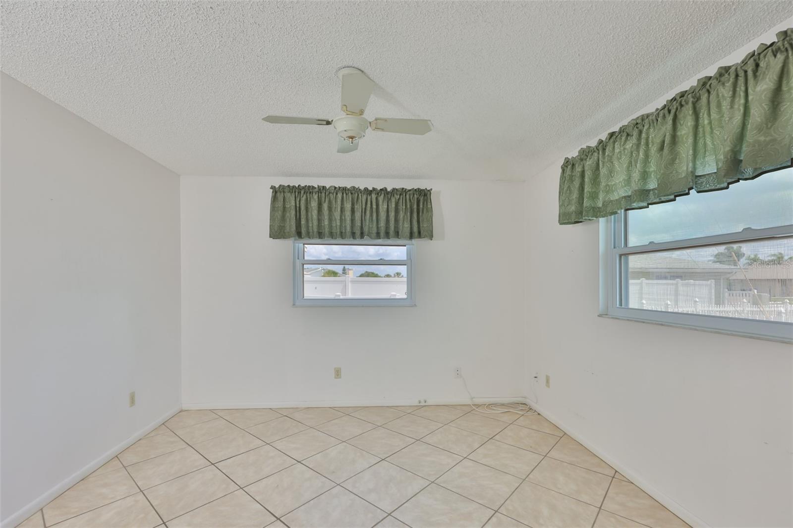 2nd bedroom with ceiling fan